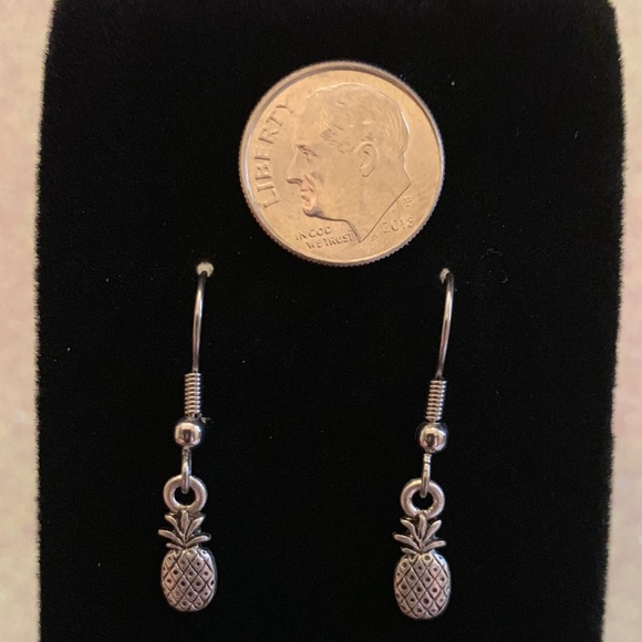 *NWT**BOUTIQUE**  LITTLE GIRLS  PINEAPPLE EARRINGS - Picture 2 of 2